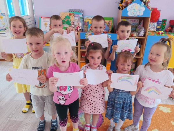 На улице сегодня дождь, а у нас в группе появилась радуга